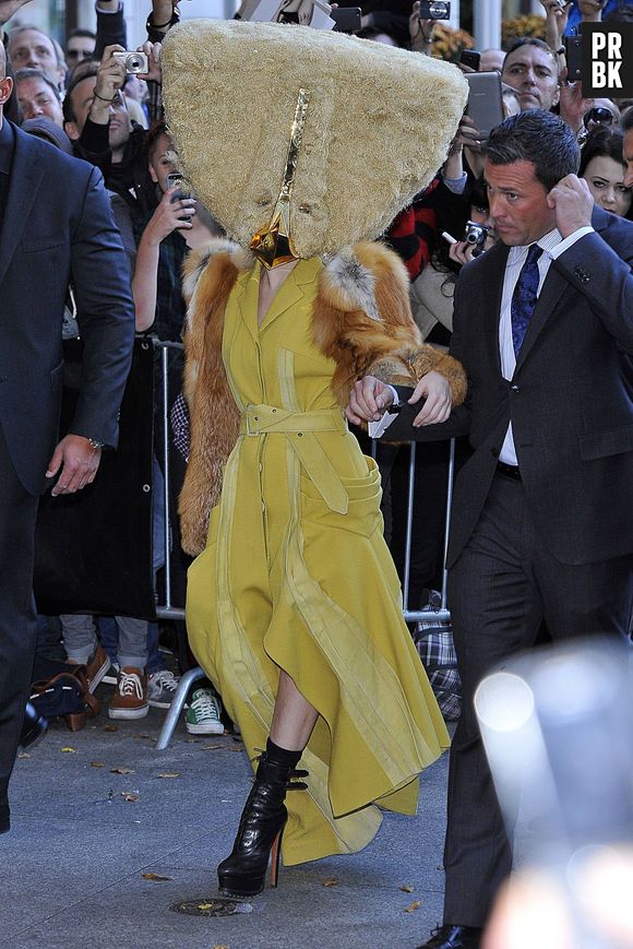 Lady Gaga et son casque Bob l'éponge, à Berlin le 24 octobre 2013 pour la promo de "Artpop"