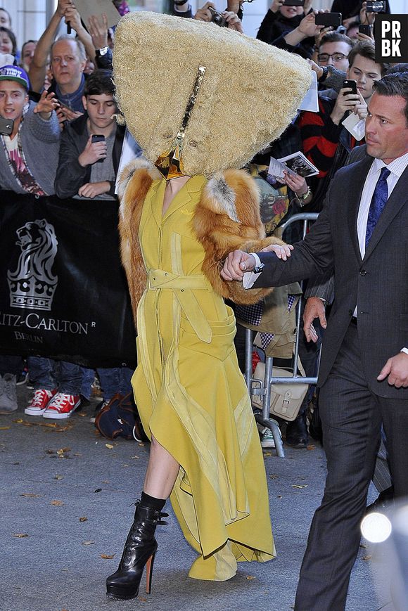 Lady Gaga et son casque Bob l'éponge, à Berlin le 24 octobre 2013 pour la promo de "Artpop"