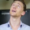 Tom Hiddleston a eu mal aux tétons dans un sketch d'une émission coréenne diffusée le 19 octobre 2013