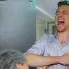 Tom Hiddleston a eu mal aux tétons dans un sketch d'une émission coréenne diffusée le 19 octobre 2013