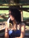 Des femmes mangent étrangement leurs bananes dans une caméra cachée