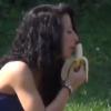 Des femmes mangent étrangement leurs bananes dans une caméra cachée
