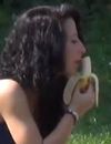Des femmes mangent étrangement leurs bananes dans une caméra cachée