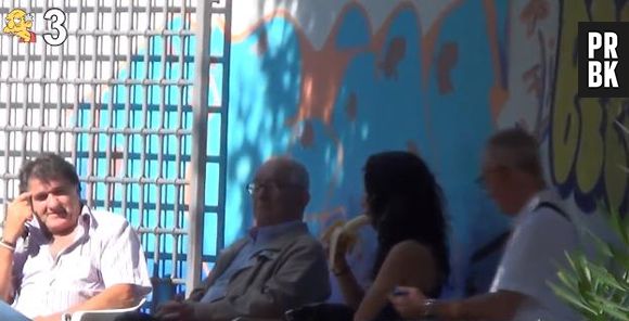 Des femmes mangent étrangement leurs bananes dans une caméra cachée