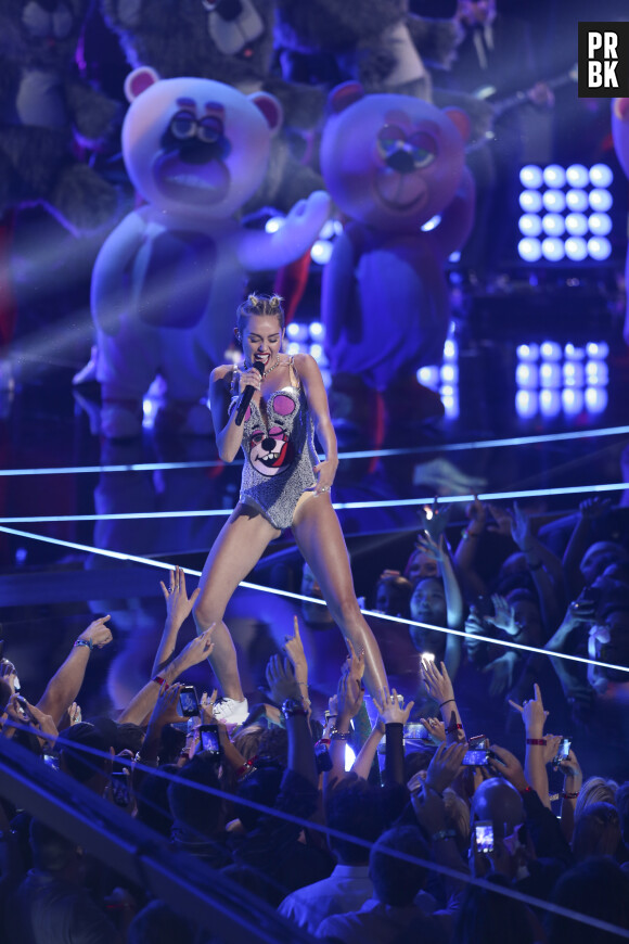 Miley Cyrus sur la scène des MTV VMA 2013