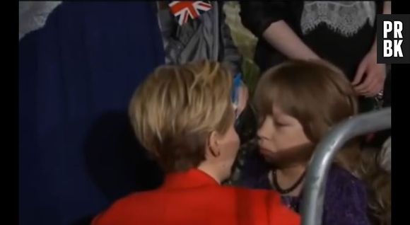 Jennifer Lawrence : moment de complicité avec une fan durant l'avant-première d'Huner Games 2 le lundi 11 novembre 2013