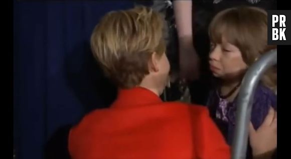 Jennifer Lawrence : moment de complicité avec une fan durant l'avant-première d'Huner Games 2 le lundi 11 novembre 2013