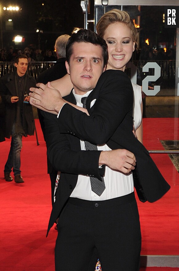 Jennifer Lawrence et Josh Hutcherson complices à l'avant-première d'Hunger Games l'embrasement le 11 novembre 2013 à Londres