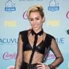 Miley Cyrus apparaît dans une parodie de la célèbre vidéo de Justin Bieber en train de dormir, filmée par une bimbo brésilienne