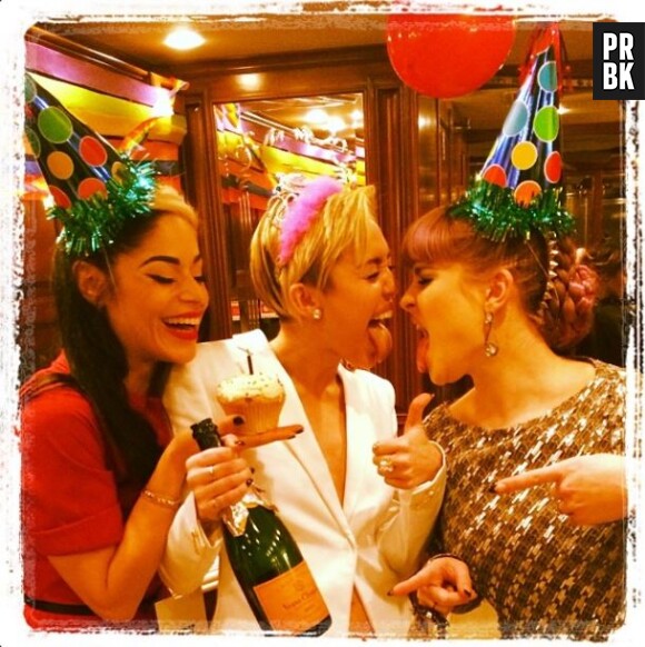 Miley Cyrus : champagne et cupcake avec Kelly Osbourne pour son anniversaire dans les coulisses des AMA 2013