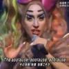 Lady Gaga chante 'Applause' maquillée en manga sur le plateau d'une émission tv japonaise, novembre 2013