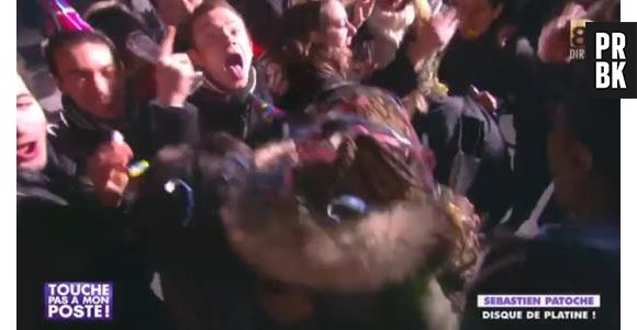 Sébastien Patoche nu dans Touche pas à mon poste pour son disque de platine