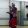Justin Bieber danse torse nu