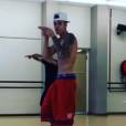 Justin Bieber danse torse nu
