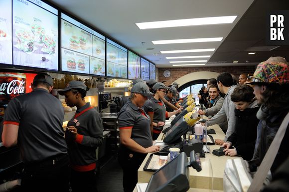 Burger King : effervescence totale pour l'ouverture du restaurant parisien à la Gare St Lazare le 16 décembre 2013