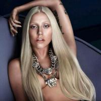 Lady Gaga : topless et sexy pour Versace