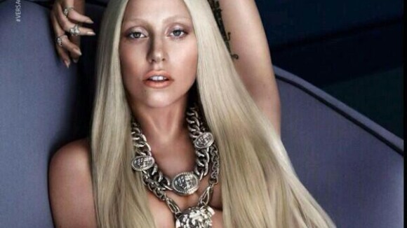 Lady Gaga : topless et sexy pour Versace