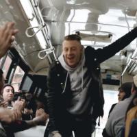 [VIDÉO] Macklemore fait le show dans un bus sur Can't Hold Us