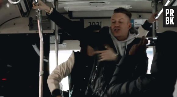 Macklemore et Ryan Lewis font le show dans un bus sur Can't Hold US