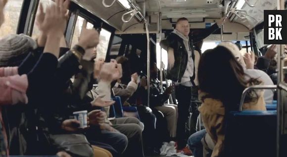 Macklemore et Ryan Lewis font le show dans un bus sur Can't Hold US
