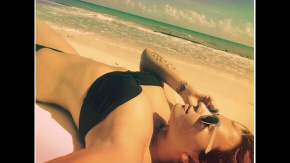 Demi Lovato : bikini et ventre plat sur Twitter