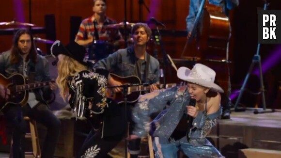 Miley Cyrus met la fessée à Madonna lors de son MTV Unplugged