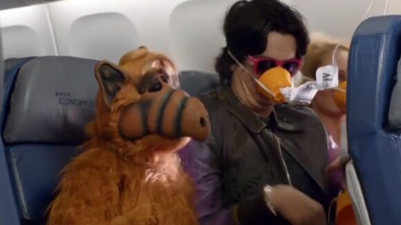 [VIDEO] Alf est de retour pour nous apprendre à survivre à un crash d'avion