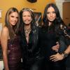 Adriana Lima et Alessandra Ambrosio entourent Steven Tyler d'Aerosmith, le 1er février 2014 à New York
