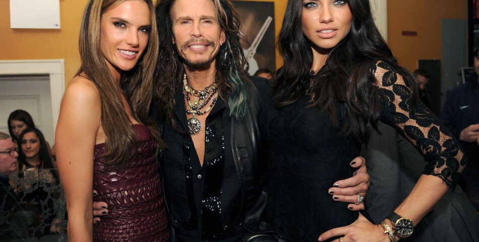 Adriana Lima et Alessandra Ambrosio entourent Steven Tyler d&#039;Aerosmith, le 1er février 2014 à New York