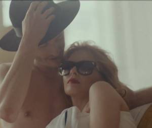 Kylie Minogue en compagnie de l'acteur Clément Sibony dans le clip Into The Blue