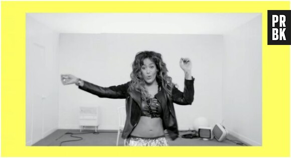 Amel Bent sexy dans son clip de Regarde-nous