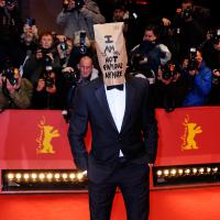 Shia LaBeouf : sac sur la tête et craquage total au Festival du Film de Berlin
