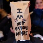 Shia LaBeouf : sac sur la tête et craquage total au Festival du Film de Berlin