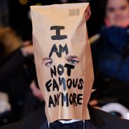 Shia LaBeouf : sac sur la tête et craquage total au Festival du Film de Berlin