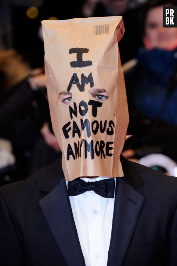 Shia LaBeaouf avec un sac sur la tête au Festival du film de Berlin le 9 février 2014