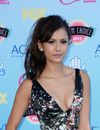 Nina Dobrev sur le tapis rouge des Teen Choice Awards 2013