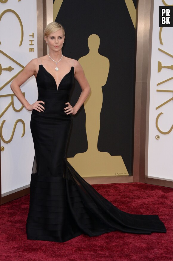 Charlize Theron sur le tapis-rouge des Oscars le 2 mars 2014
