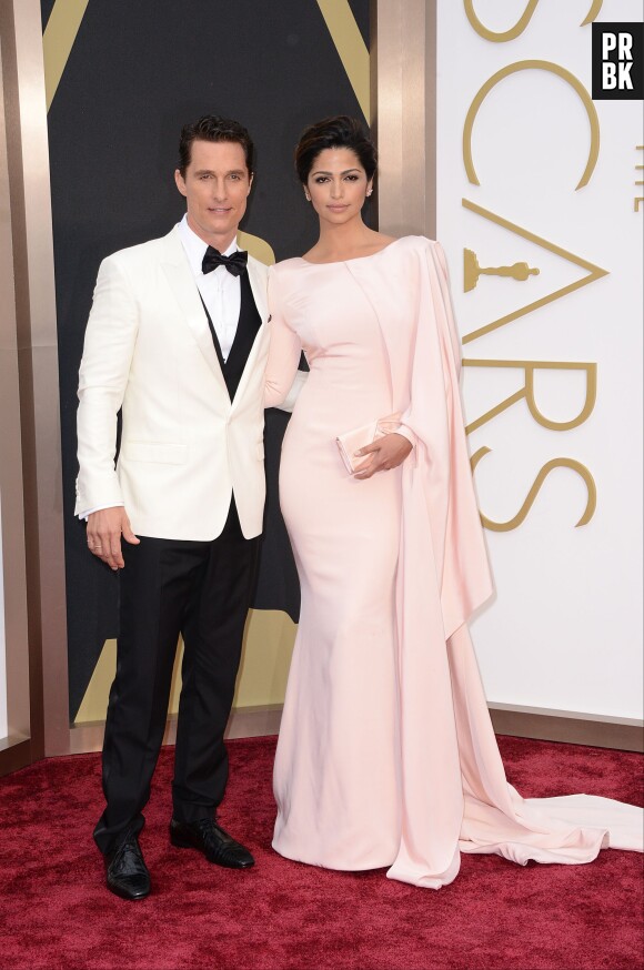 Matthew McConaughey et Camilla Alves sur le tapis-rouge des Oscars le 2 mars 2014