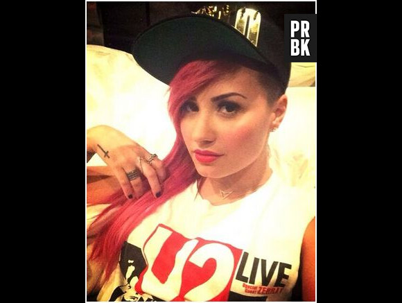 Demi Lovato : cheveux roses et rasés, le 4 mars 2014 sur Twitter