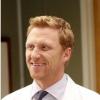 Grey's Anatomy saison 10, épisode 16 : Kevin McKidd, aka Owen, souriant sur une photo