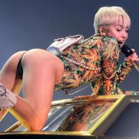 Miley Cyrus plonge sa tête dans les seins d&#039;une géante en plein concert