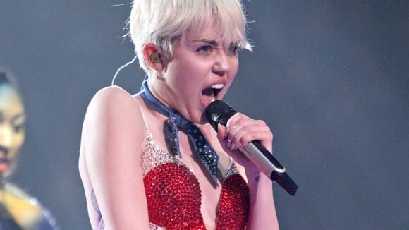 Miley Cyrus plonge sa tête dans les seins d'une géante en plein concert