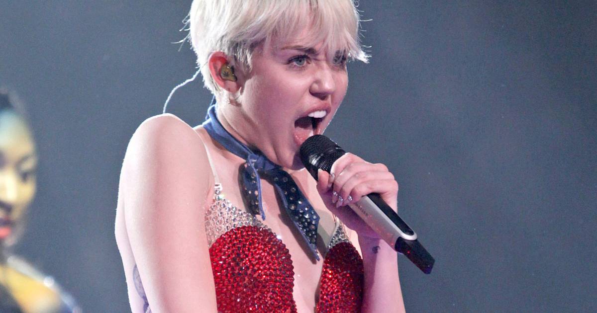 Miley Cyrus plonge sa tête dans les seins d une géante en plein concert Purebreak