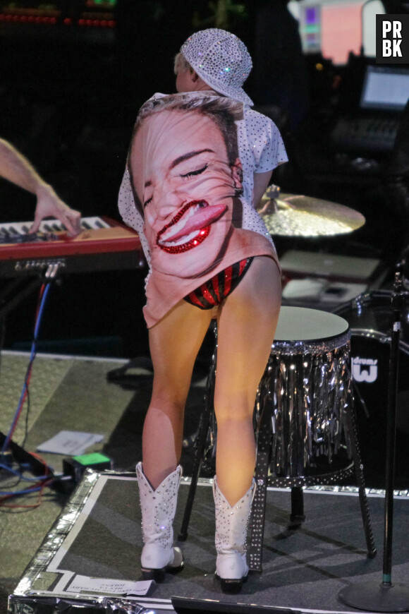 Miley Cyrus montre ses fesses pendant le Bangerz Tour