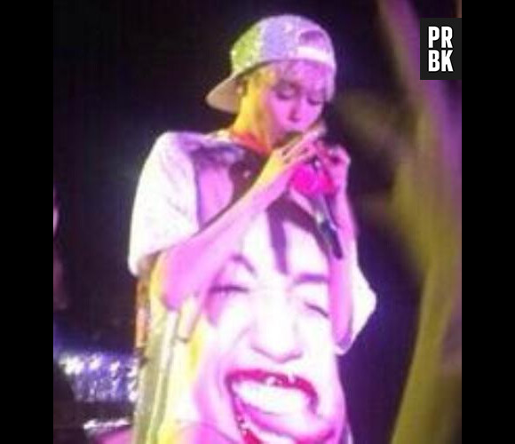 Miley Cyrus : elle met en bouche le string d'un fan en plein concert à Seattle, le 16 février 2014