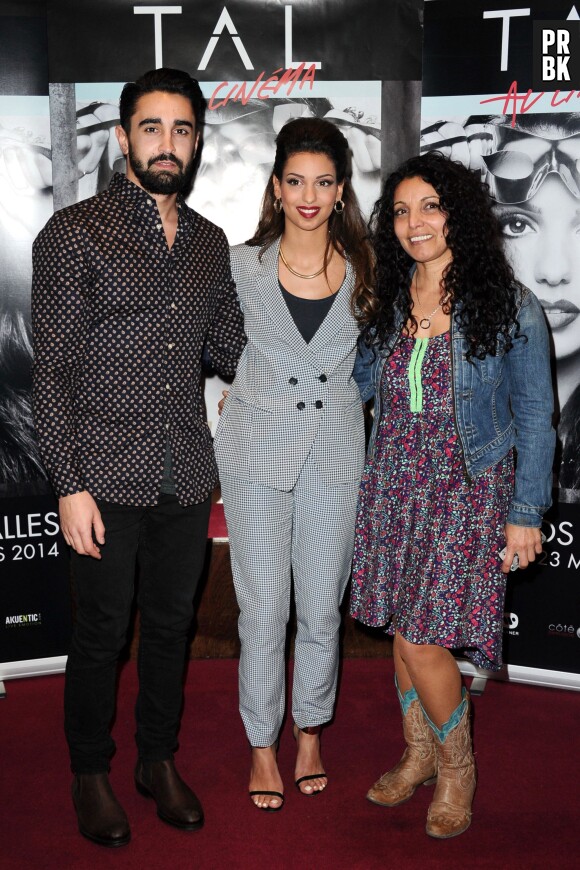 Tal avec sa maman et son chéri à l'avant-première de son documentaire, au Grand Rex, à Paris, le 8 mars 2014