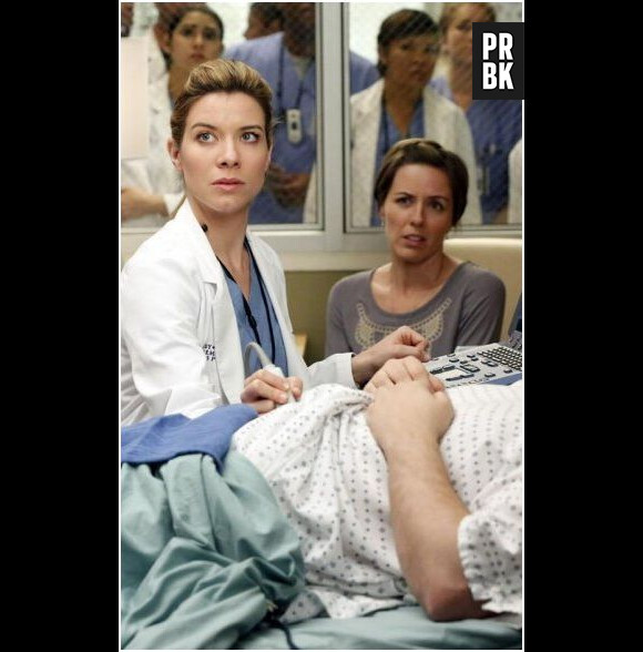 Grey's Anatomy saison 10, épisode 16 : Leah (Tessa Ferrer) s'occupe d'un patient