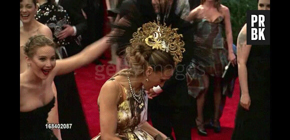 Jennifer Lawrence en plein photobomb de Sarah Jessica Parker au Met Gala 2013