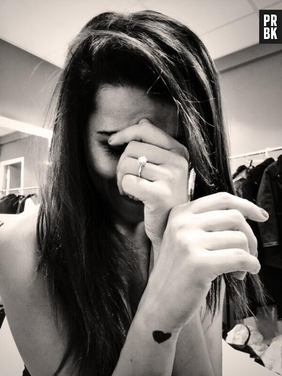 Karine Ferri exhibe sa belle bague à la main gauche, le 12 mars 2014 sur Twitter