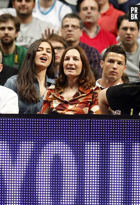 Cristiano Ronaldo et Irina Shayk en amoureux lors d'un match de Basketball